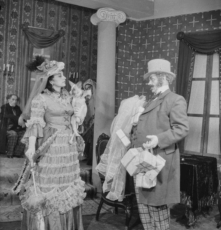 Hundid ja lambad, Teater Estonia, 1948, osades: Glafira – Aino Talvi, Lõnjajev – Rudolf Nuude