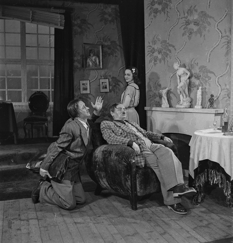 Lõvi linnaväljakul, Teater Estonia, 1948, osades: Piquet – Aleksander Randviir, Bouboule – Meta Luts, Piquet naine – Betty Kuuskemaa