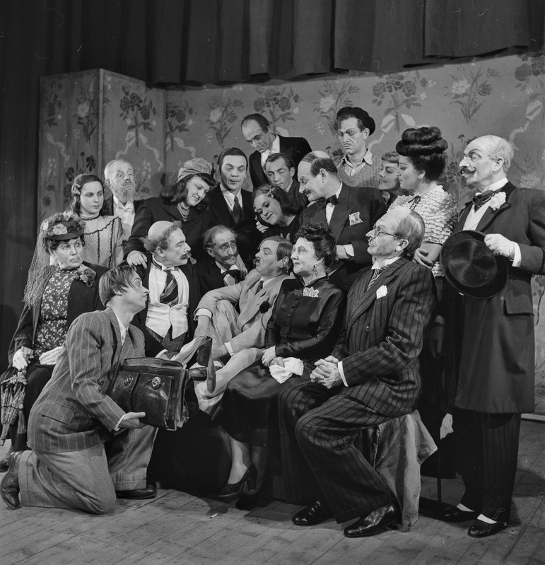 Lõvi linnaväljakul, Teater Estonia, 1948, pildil: etenduse tegelased, keskel James Low – Ruut Tarmo
