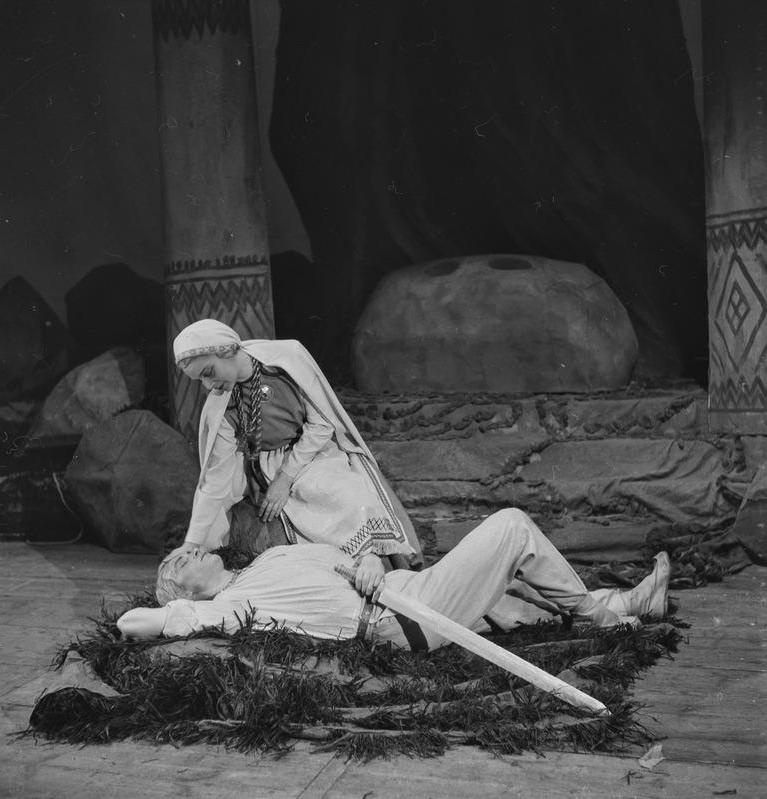 Kalevipoeg, Teater Estonia, 1948, osades: Kalevipoeg – Ferdinand Veike, Linda – Juta Arg