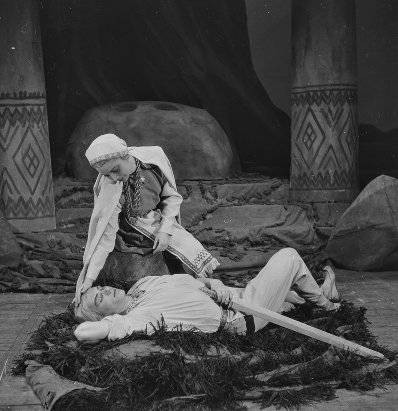 Kalevipoeg, Teater Estonia, 1948, osades: Kalevipoeg – Ferdinand Veike, Linda – Juta Arg