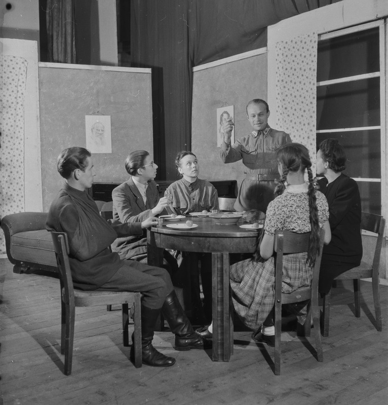 Vanad sõbrad, Teater Estonia, Tombi nim. klubi, 1948, pildil: stseen etendusest