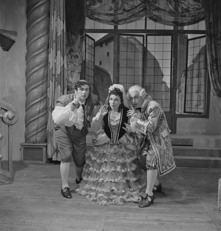 Sevilla habemeajaja, Teater Estonia, 1948, osades: Figaro – Tiit Kuusik, Rosina – Veera Neelus, Almaviva – Heino Otto