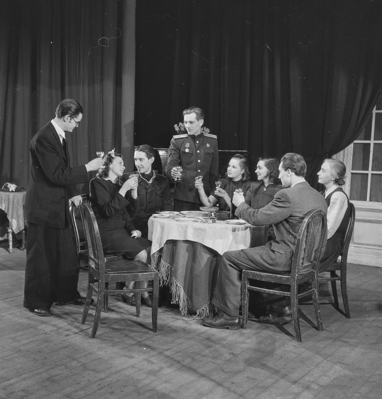 Vanad sõbrad, Teater Estonia, 1948, pildil: stseen etendusest