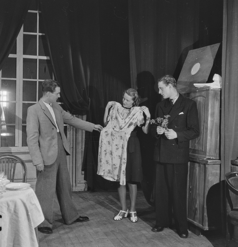 Vanad sõbrad, Teater Estonia, 1948, pildil: Olaf Paesüld, Astrid Saaga ja Edgar Vilba