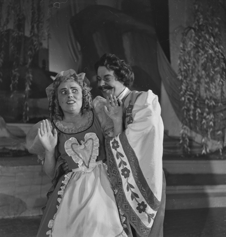 Mustlasparun, Teater Estonia, 1948, osades: Mirabella – Sophie Sooäär, Istvan – Endel Pärn