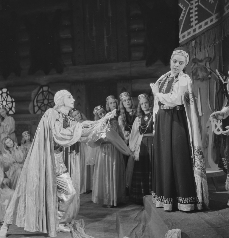 Kalevipoeg, Teater Estonia, 1948, osades: Päike – Artur Koit, Linda – Juta Arg