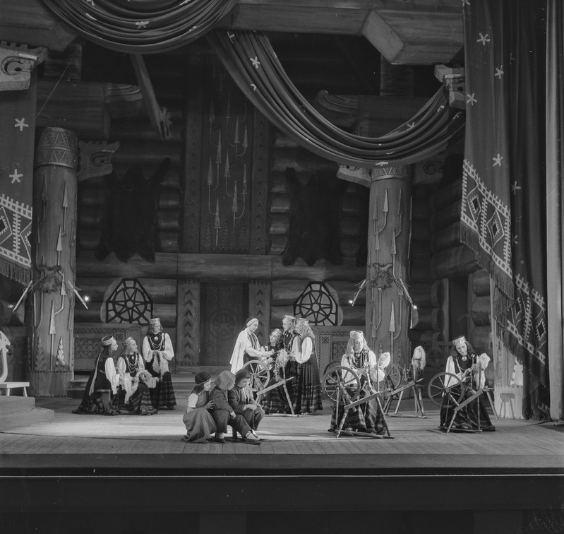Kalevipoeg, Teater Estonia, 1948, pildil: keskel vasakul – Linda – Juta Arg