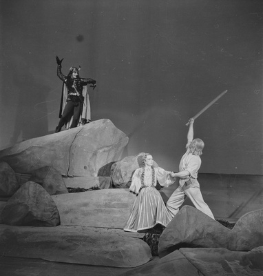 Kalevipoeg, Teater Estonia, 1948, osades: Kalevipoeg – Ferdinand Veike, Saarepiiga – Geeni Raudsepp, Sorts – Boris Blinoff  duplicate photo