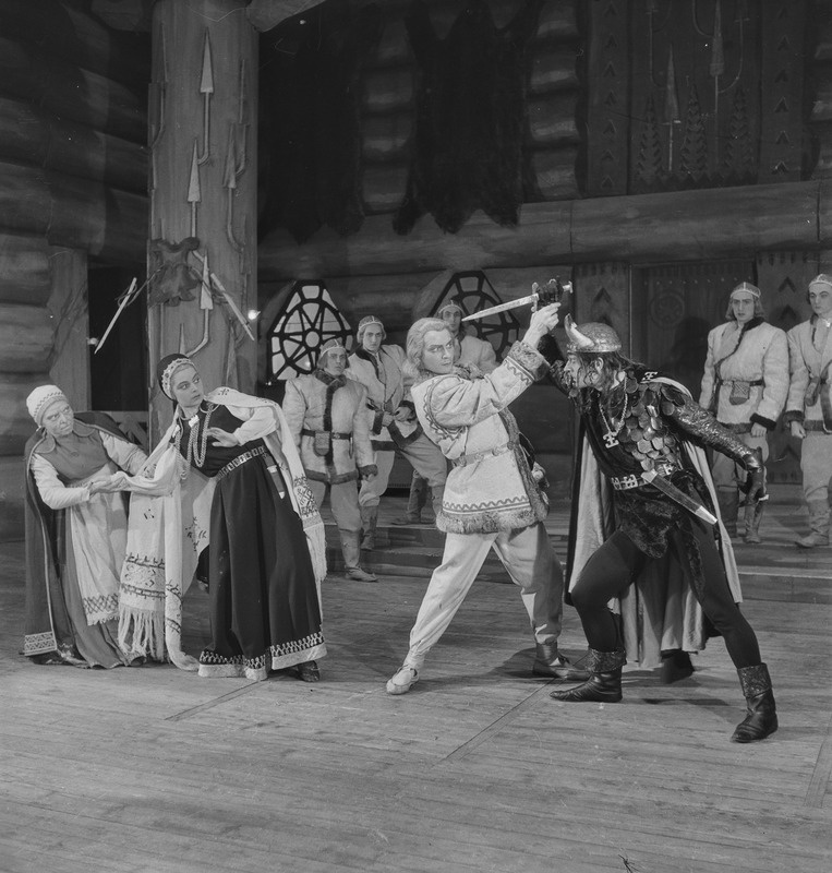 Kalevipoeg, Teater Estonia, 1948, pildil: ees – Sorts – Boris Blinoff, Kalevipoeg – Ferdinand Veike, Linda – Juta Arg