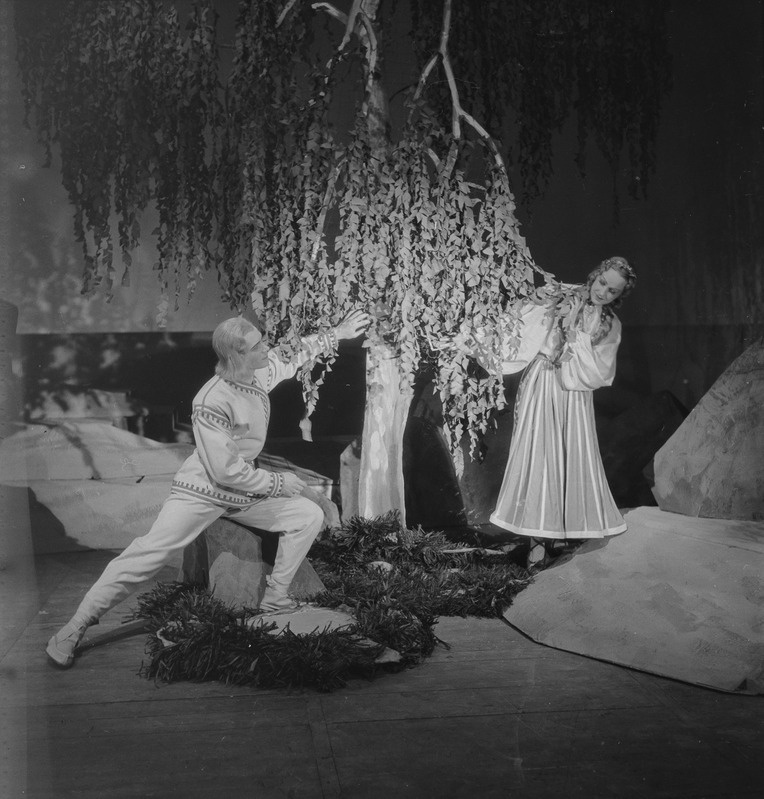 Kalevipoeg, Teater Estonia, 1948, osades: Saarepiiga – Geeni Raudsepp, Kalevipoeg – Ferdinand Veike