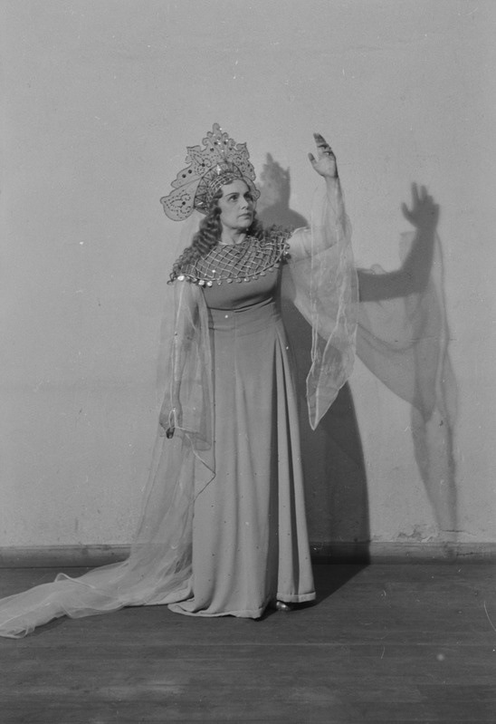 Näkineid, Teater Estonia, 1949, osades: Nataša – Elsa Maasik