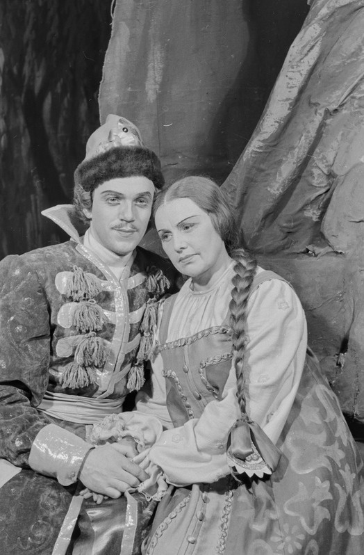 Näkineid, Teater Estonia, 1949, osades: Vürst – Viktor Gurjev, Nataša – Elsa Maasik