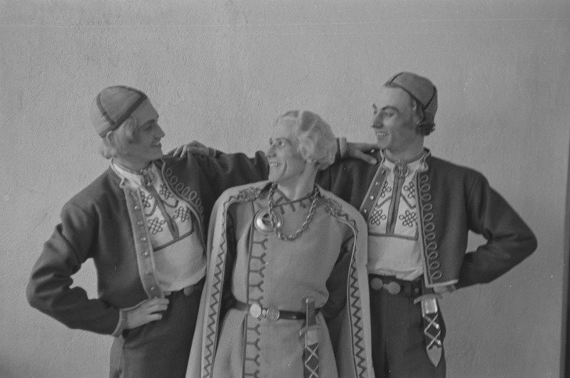 Kalevipoeg, Teater Estonia, 1948, pildil: Garibaldi Kivisalu, Johannes Viirg, Erich Ülevain