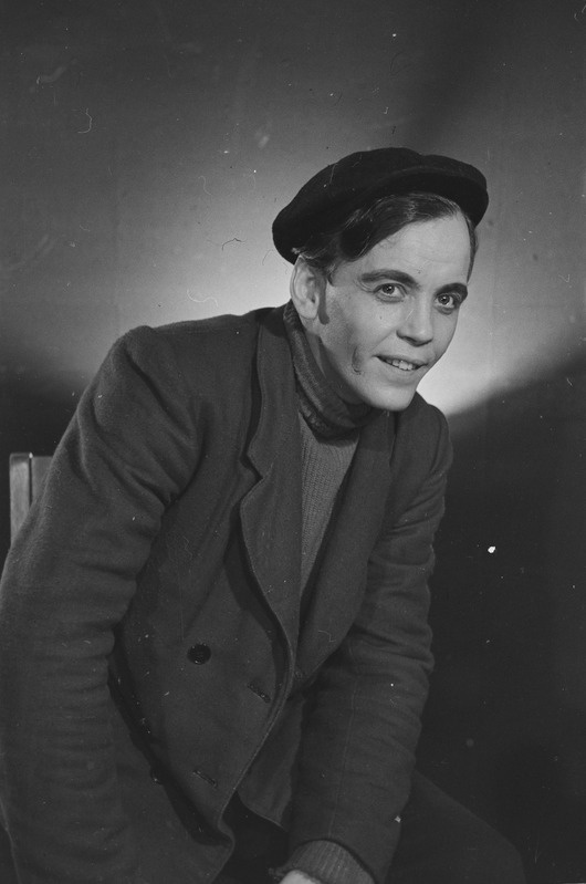 Noor kaardivägi, Teater Estonia, 1951, osades: Sergei Tjulenin – Enno Eesmaa