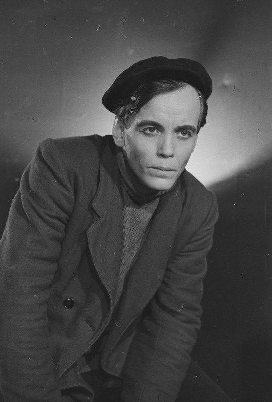 Noor kaardivägi, Teater Estonia, 1951, osades: Sergei Tjulenin – Enno Eesmaa