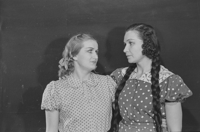 Noor kaardivägi, Teater Estonia, 1951, osades: Ljuba Ševstova – Aino Külvand, Ulja Gromova – Meta Kodanipork