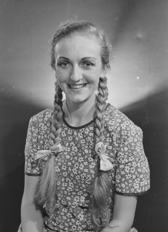 Noor kaardivägi, Teater Estonia, 1951, osades: Valja Borts – Vivika Vasar