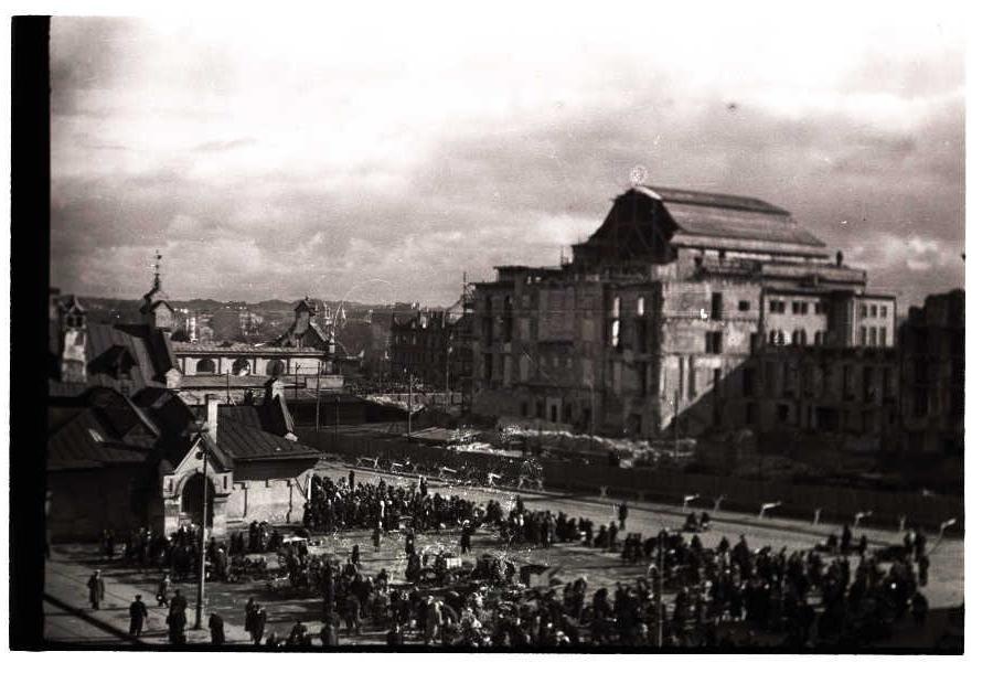 Market in front of "Estonia" restored