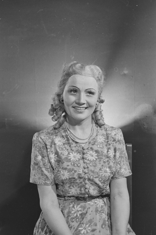 Noor kaardivägi, Teater Estonia, 1951, osades: Ljuba Ševstova – Klaudia Tiidus