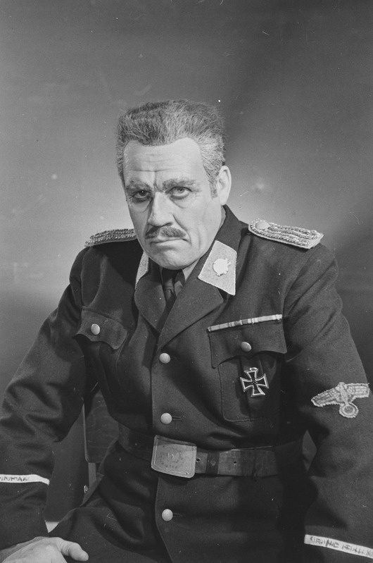 Noor kaardivägi, Teater Estonia, 1951, osades: Brüekner – Vootele Veikat