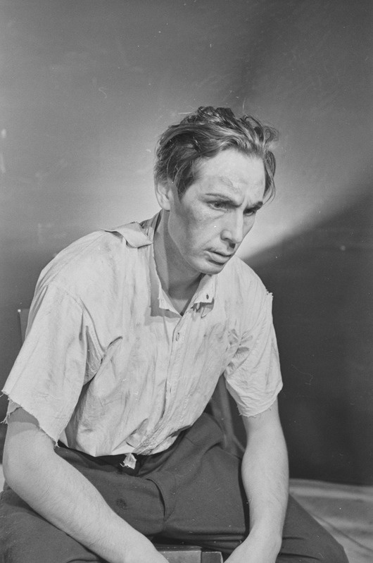 Noor kaardivägi, Teater Estonia, 1951, osades: Jevgeni Stahhovitš – Ilmar Kuusemets
