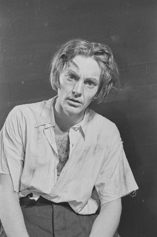 Noor kaardivägi, Teater Estonia, 1951, osades: Jevgeni Stahhovitš – Roland Vahtmaa