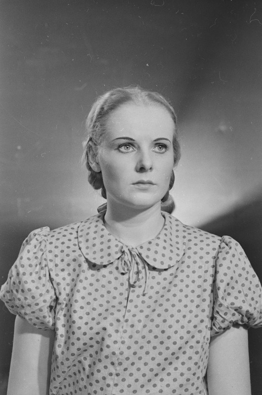 Noor kaardivägi, Teater Estonia, 1951, osades: Klava Kovaleva – Asta Vihandi