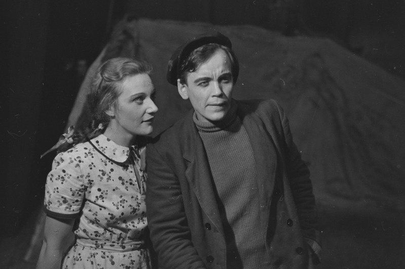 Noor kaardivägi, Teater Estonia, 1951, osades: Valja Borts – Ludmilla Issakova, Sergei Tjulenin – Enno Eesmaa