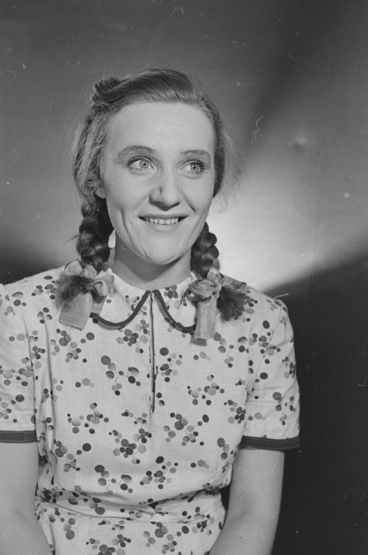 Noor kaardivägi, Teater Estonia, 1951, osades: Valja Borts – Ludmilla Issakova