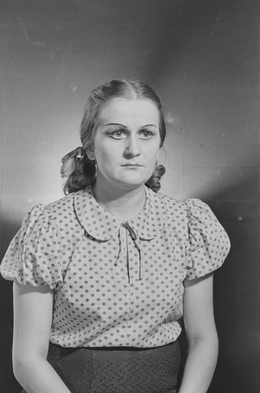 Noor kaardivägi, Teater Estonia, 1951, osades: Klava Kovaleva – Aino Külvand