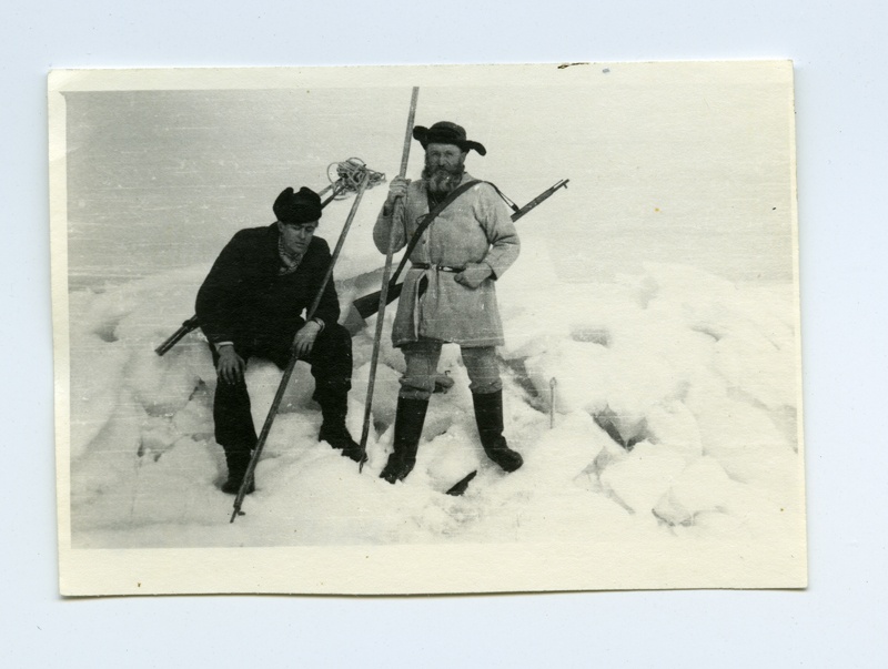 Juhan Vesik (habemega) and Eduard Aavik : Kihnu seal hunters