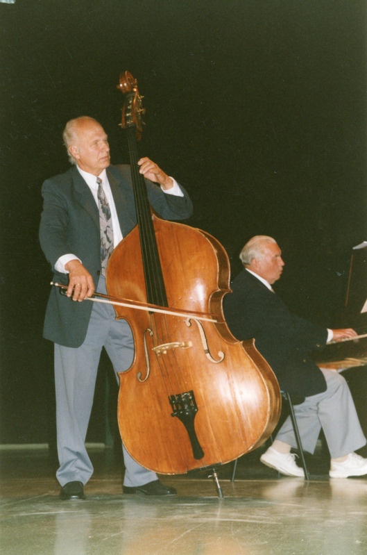 Esinevad Meeme Saareväli (kontrabass) ja Hans Hindpere (klaveril)