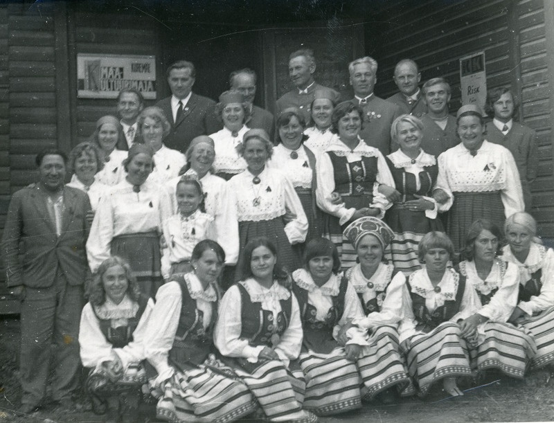 Segakoor ja kooli naisrahvatantsurühm Kuremäe laulupäeval 1970. a