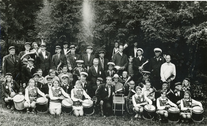Rahvapidu Iisakus 1975. a. Iisaku ja Mäetaguse orkestrid