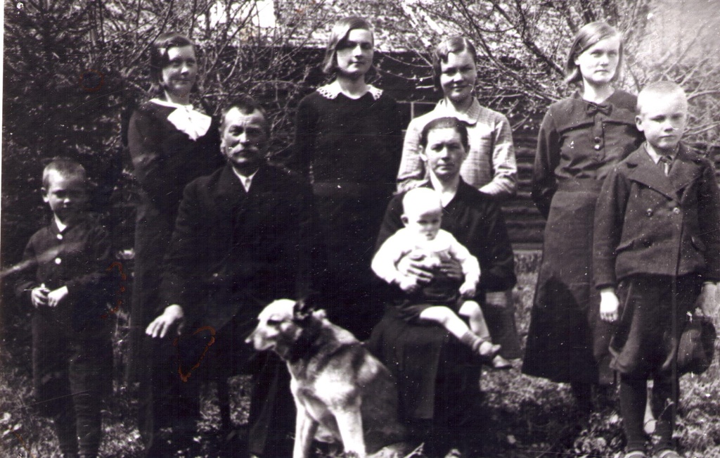 Lembit Roostar lapsepõlvekodus koos sugulastega