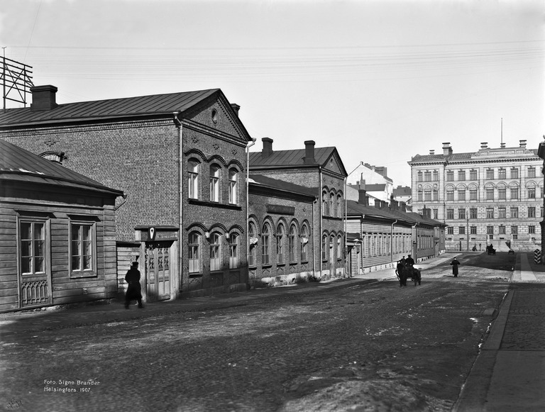 Mariankatu 24, 26, 28.  Sedmigradskyn pientenlastenkoulun, Mariankatu 24.