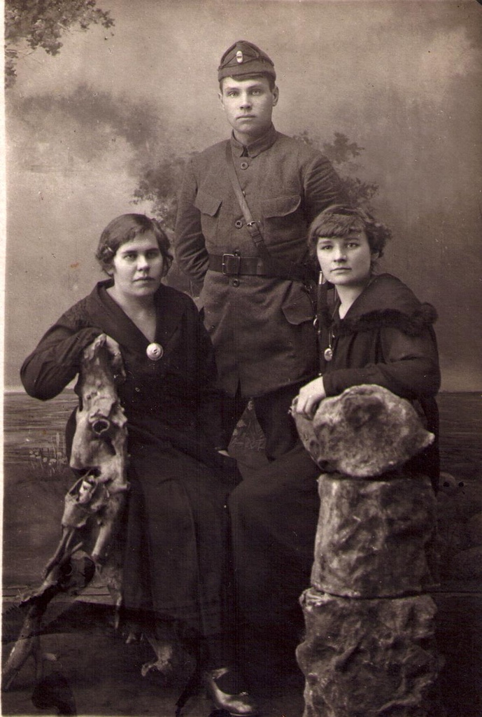 Fotopostkaart. Linda Hints-Merirand ja Pärja Pagi koos tundmatu noormehega