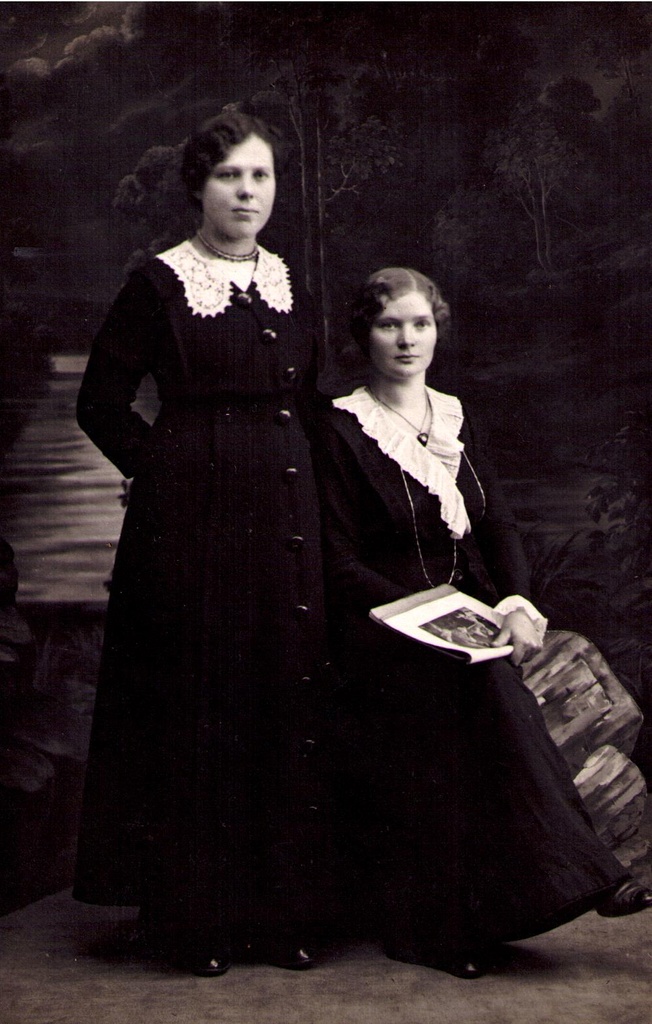 Fotopostkaart. Elisabeth ja Ida Kesler
