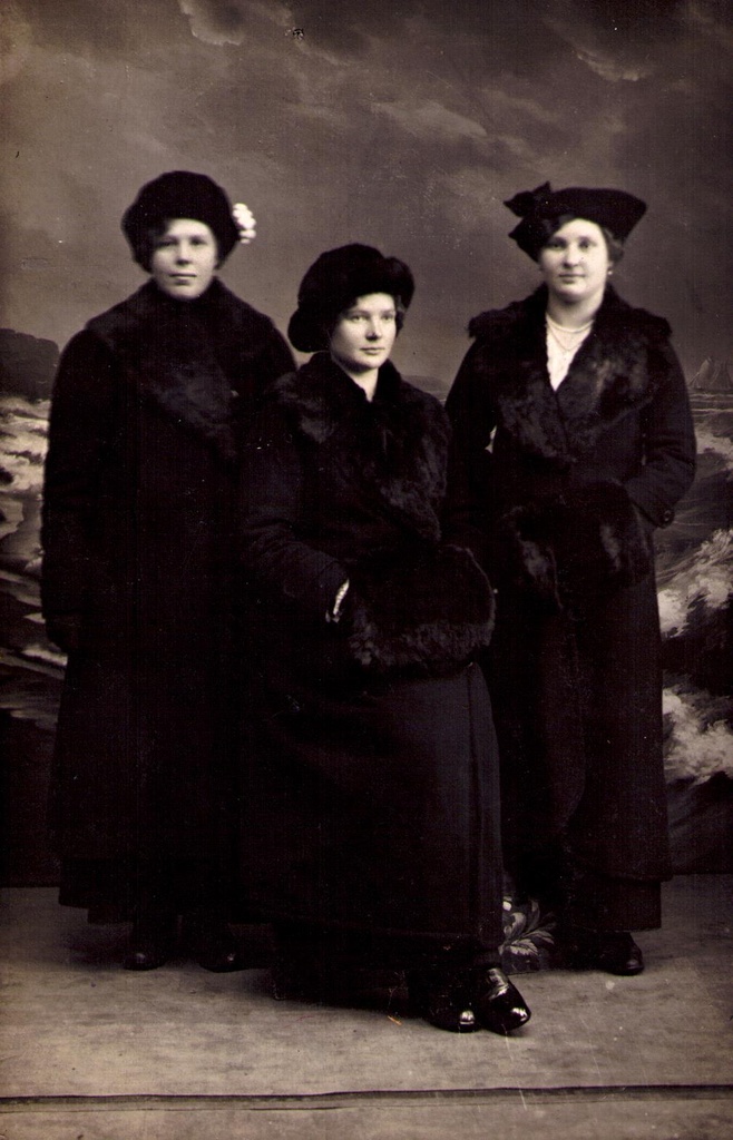 Fotopostkaart. Elisabeth, Ida ja Adeele Kesler