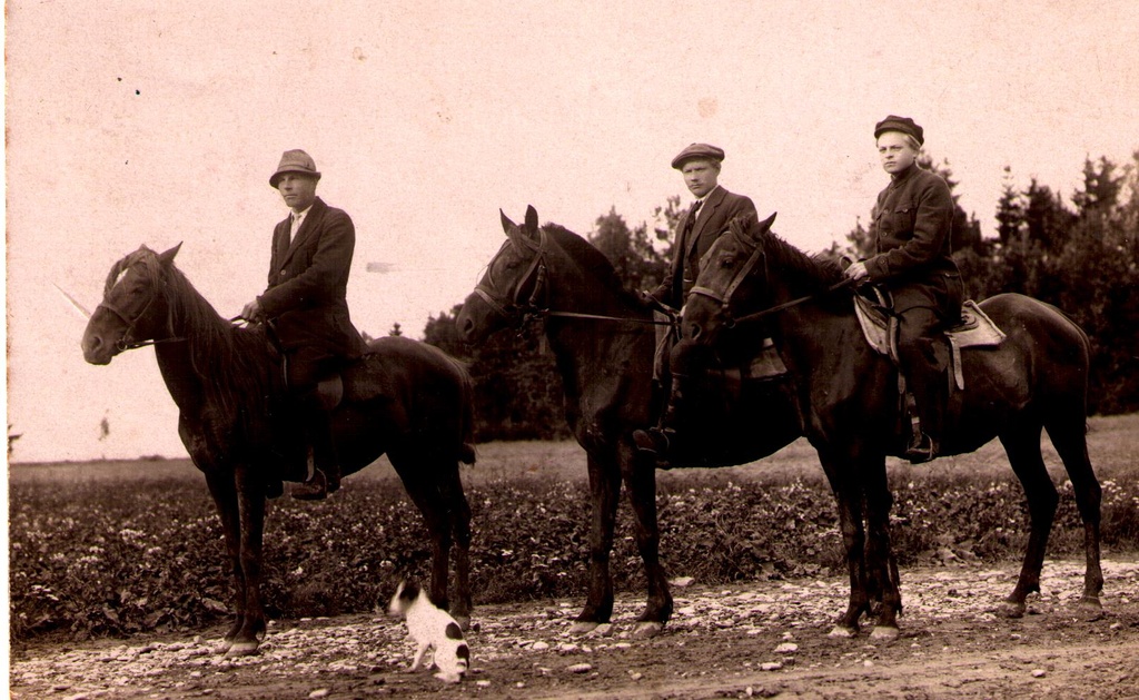 Fotopostkaart. Rudolf Peeri, Alfred Anton ja Adolf Peeri Päites