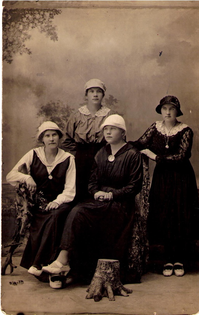 fotopostkaart. Alma Luukas, Kati Reelo, Olga Luukas ja Anni Reelo