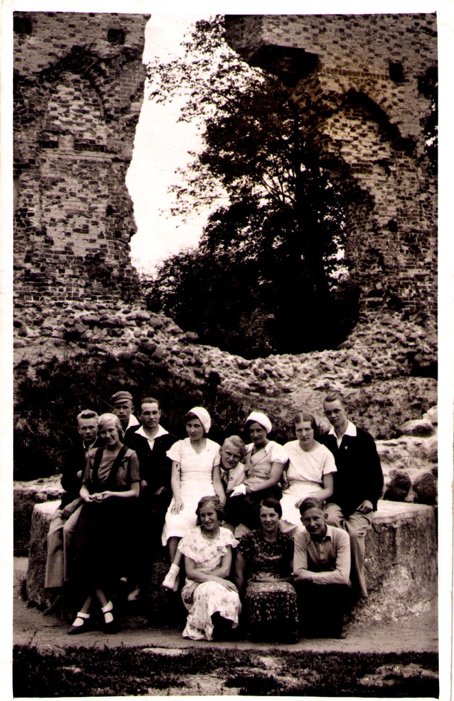 Fotopostkaart. Narva Gümnaasiumi 1934.a lõpetajad õpetajaga Viljandi lossivaremeis.