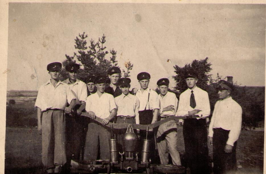 Iisaku tuletõrje võistkond rahvamaja mäel