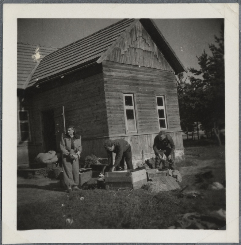 Linda Rannak, Kutti and K. Kons on Kihnu Island