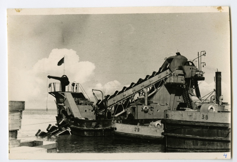 Süvendaja "Daugava" at Kihnu Harbour