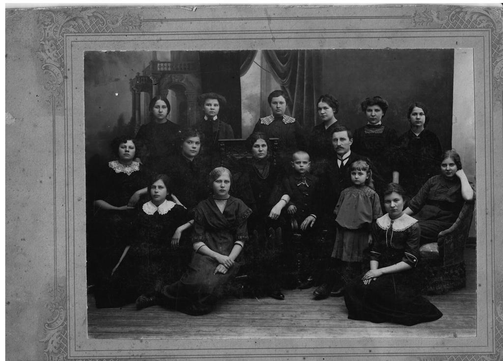 Foto. Tütarlapsed Narvas õmblust õppimas