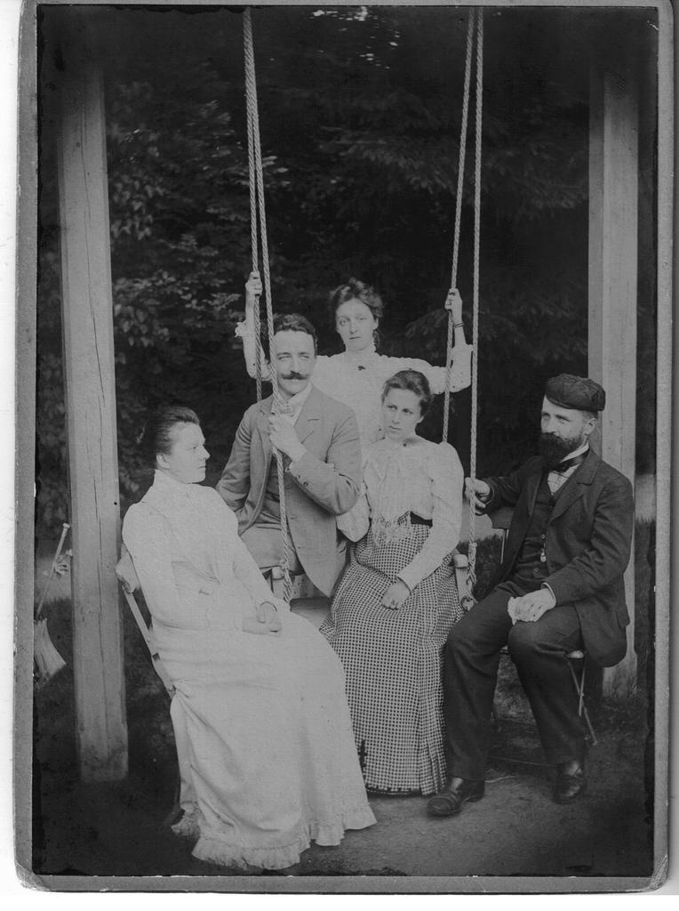 Foto. Vasavere noored kiigel