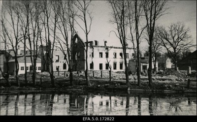 Tartu Ülikooli veterinaariateaduskonna hoonete varemed Meltsi tiigi ääres.  duplicate photo