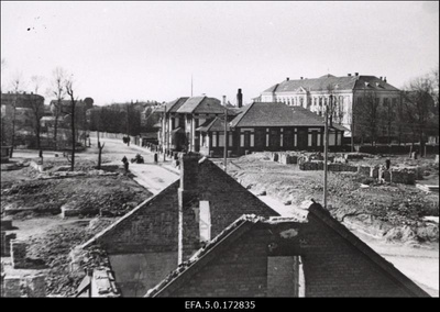 Osaliselt lammutatud varemed Kastani, J. Kuperjanovi ja Viljandi tänava nurgal.  duplicate photo